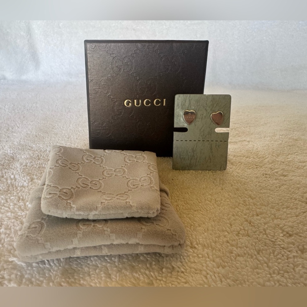 Gucci 925 Trademark heart-shaped earrings.